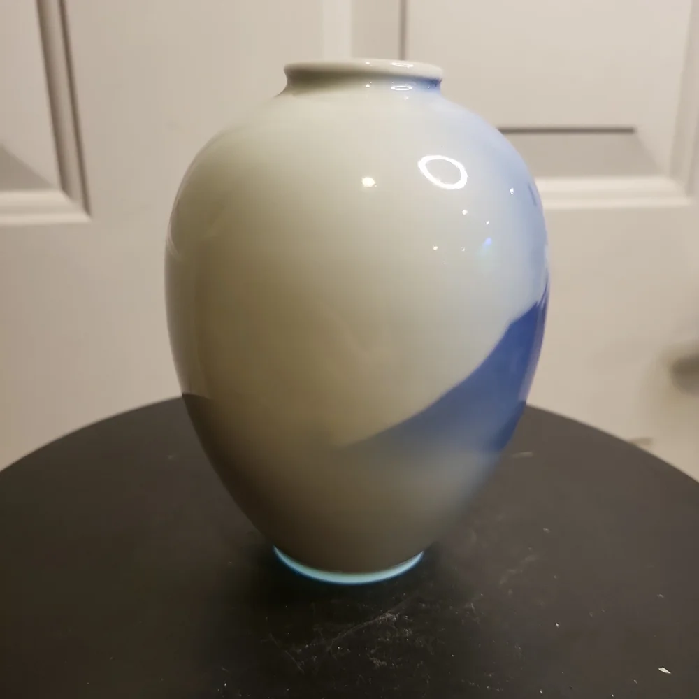 Beautiful Blue and White Japanese Signed Porcelain Vase 5" - Picture 4 of 11